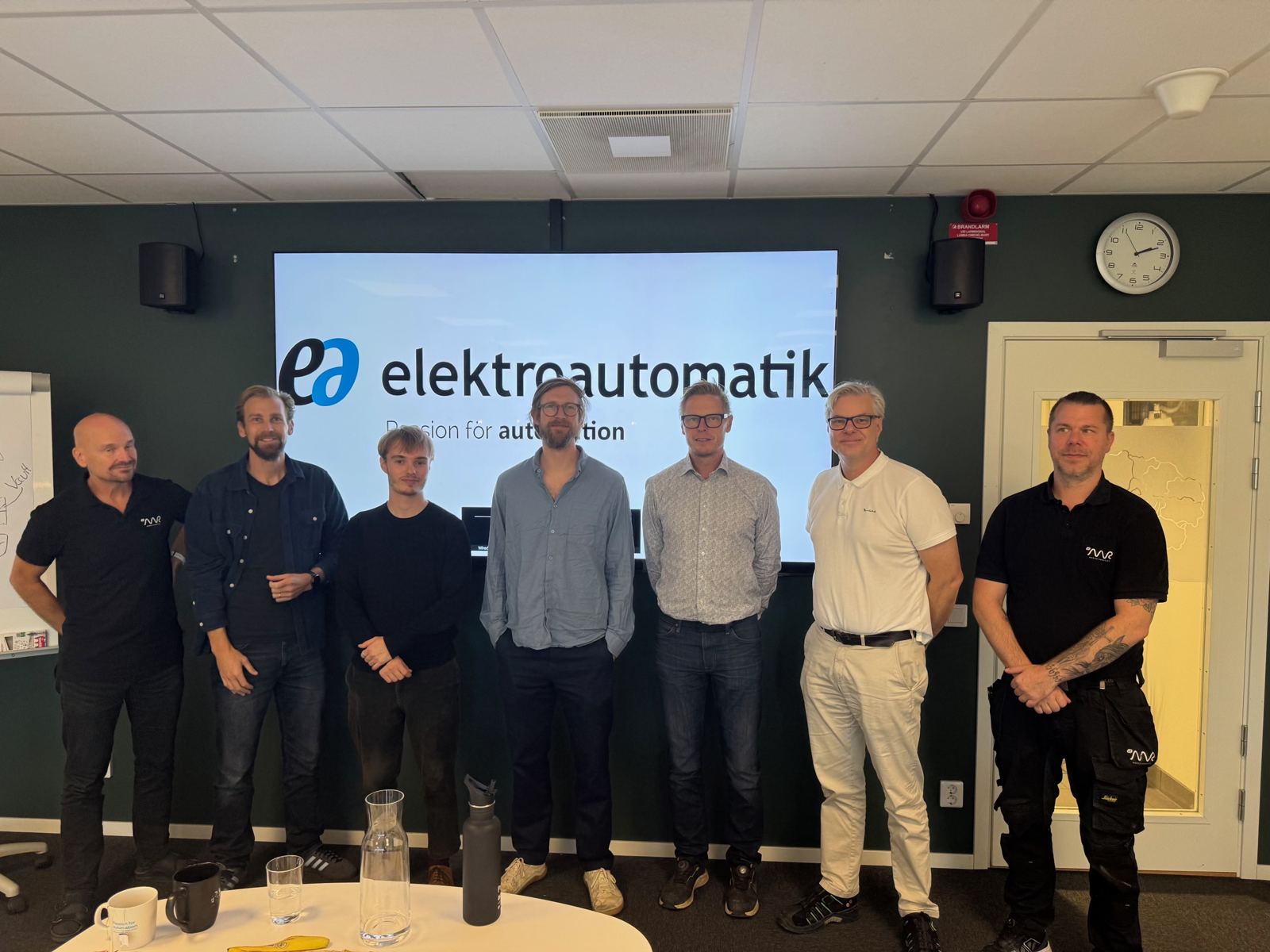 Gruppbild med ledningsgrupp och kursledare efter en AI-utbildning