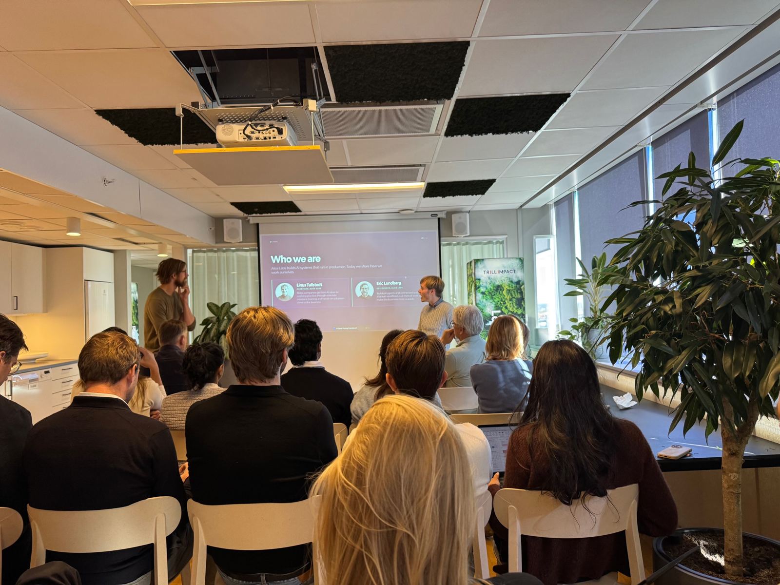 Publik lyssnar på en genomgång om Claude i en ljus konferenslokal